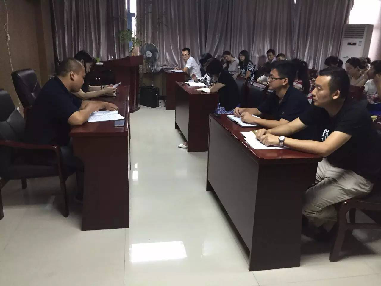 马博网页版_马博（中国）组织传达学习关于我市8起“违插”典型案例的通报》