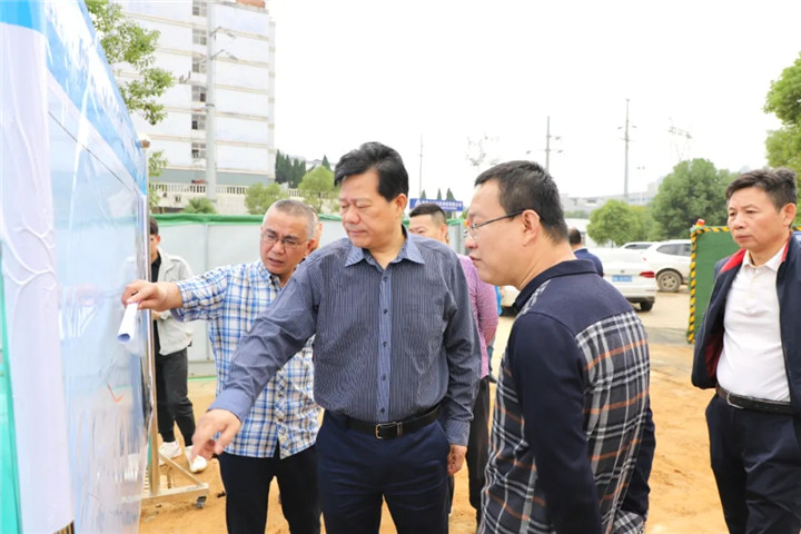 董事长谢荣华前往中心城区路网施工现场调研项目建设