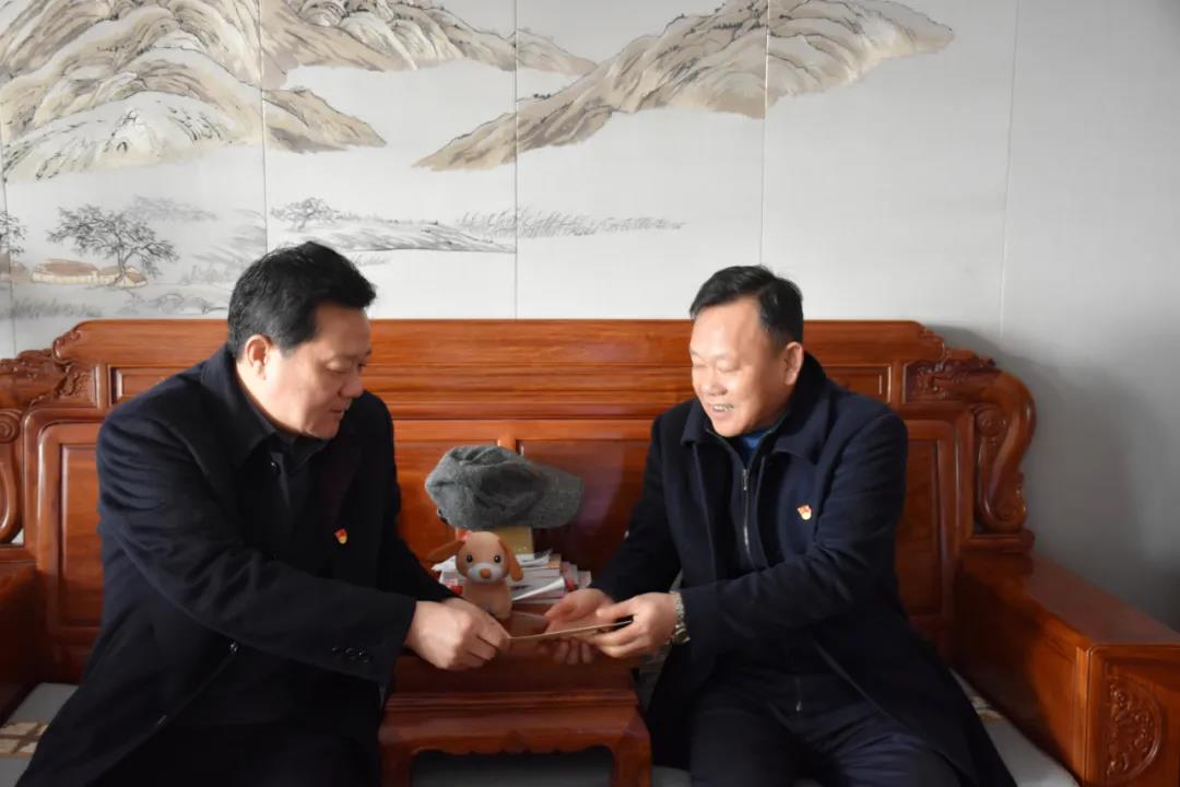马博网页版_马博（中国）党委书记、董事长谢荣华春节前走访慰问退休老党员