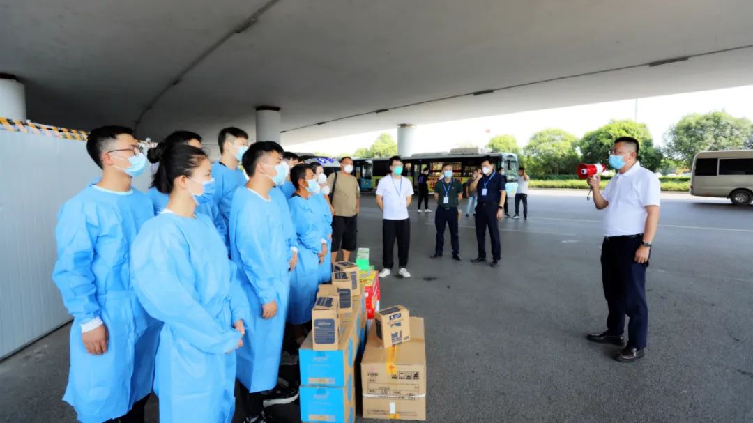 袁扣华赴昌北机场慰问马博网页版_马博（中国）防疫工作人员